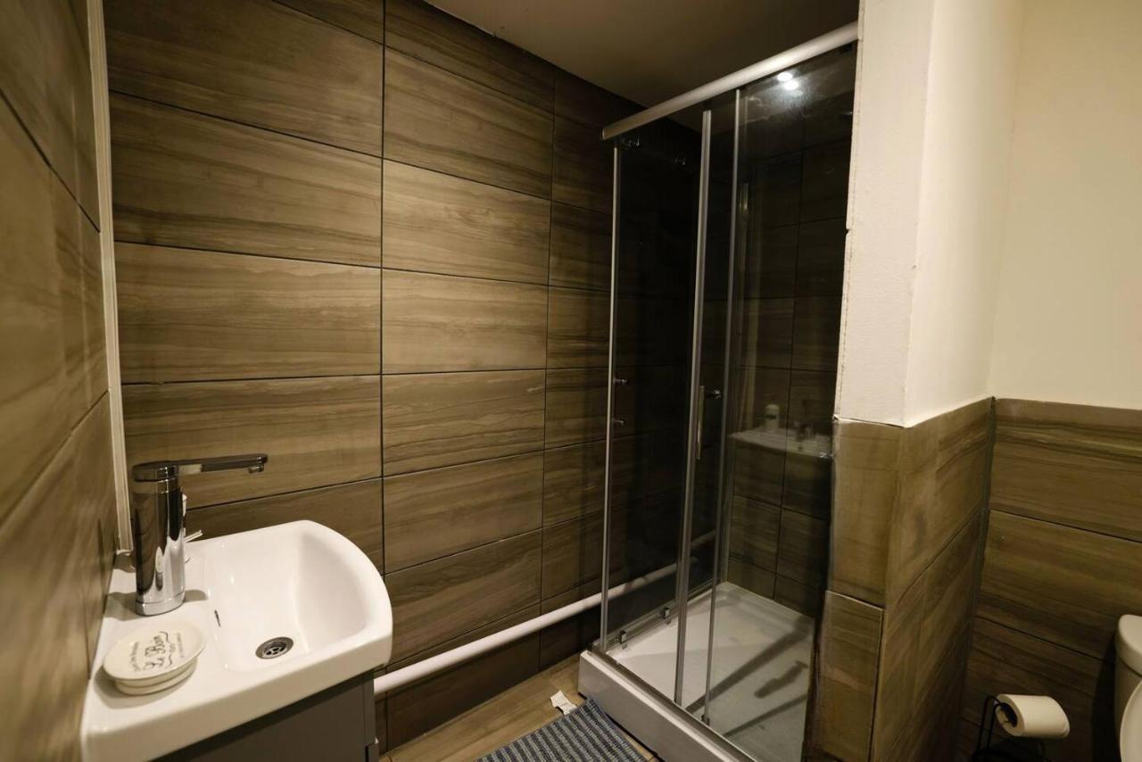 3 Bedroomflat-free Parking-wifi-parking-8people * Londra